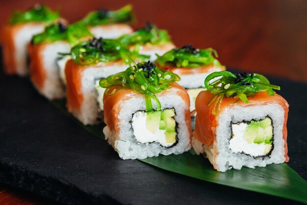 Photo close-up of sushi on slate