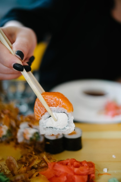 Foto prossimo piano del sushi sul tavolo