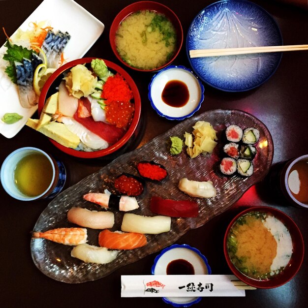 Photo close-up of sushi on table