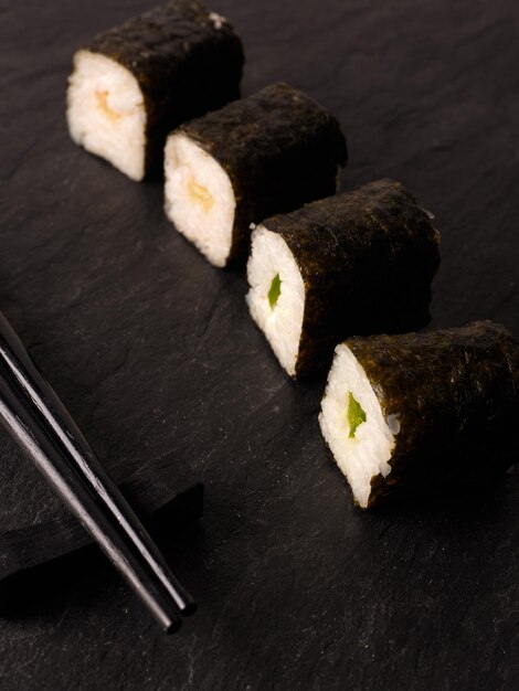 Photo close-up of sushi on table