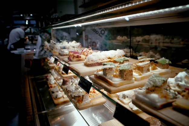 店で販売されている甘い食品のクローズアップ