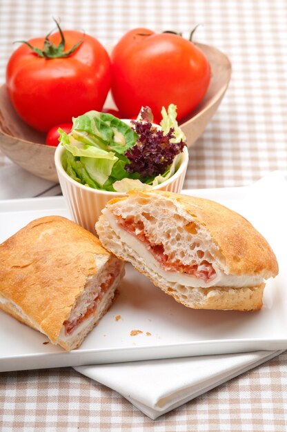 Photo close-up of sweet food on table