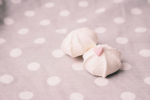 Photo close-up of sweet food on table