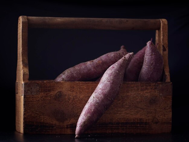 Photo close-up of sweet potatoes in box