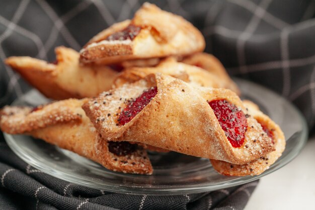 Foto primo piano di piccoli biscotti dolci impilati su un tavolo di legno