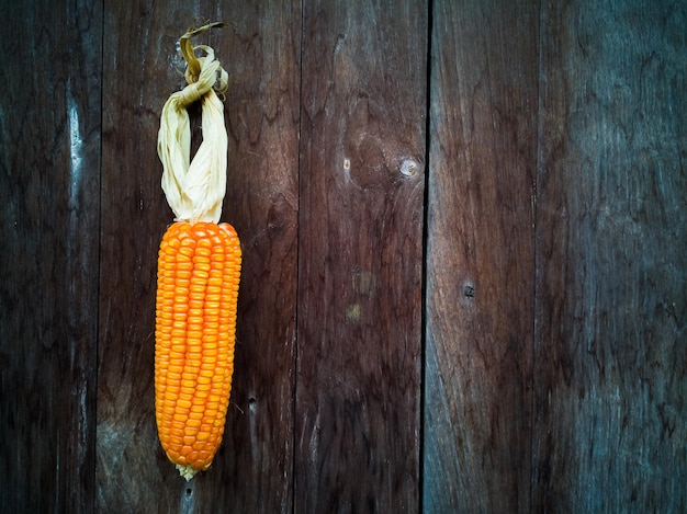 Photo close up of sweetcorn on wooden table