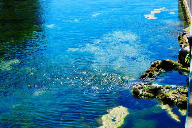 Photo close-up of swimming pool by sea against sky