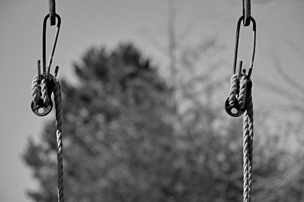 Photo close-up of swing hanging on rope