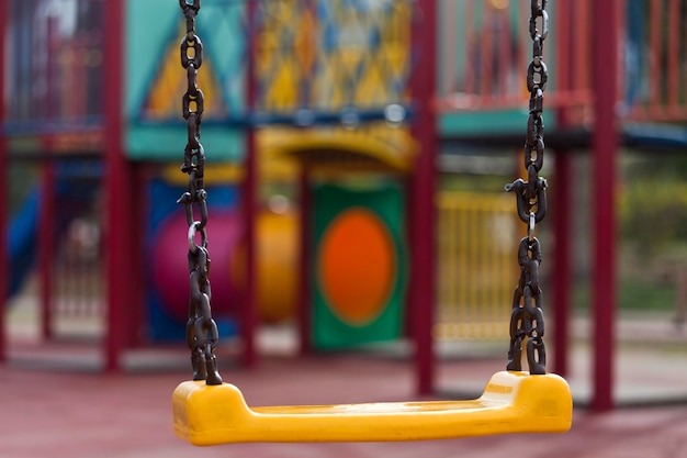 Foto prossimo piano dell'altalena nel parco giochi