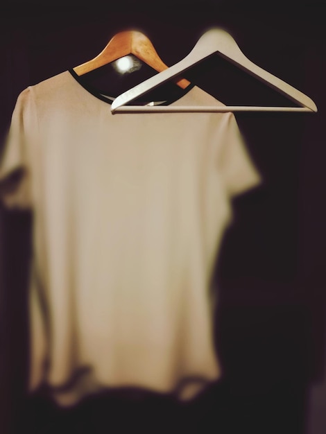 黒い背景にTシャツがぶら下がっているクローズアップ