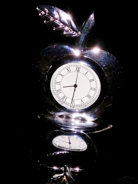 Photo close-up of a table clock with reflection