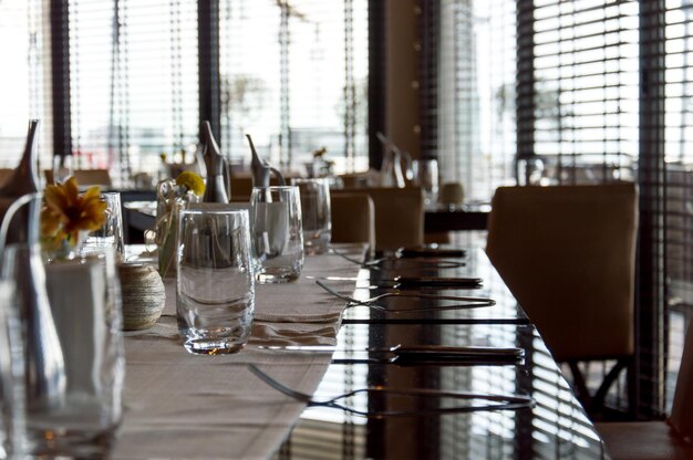 Photo close-up of table in restaurant