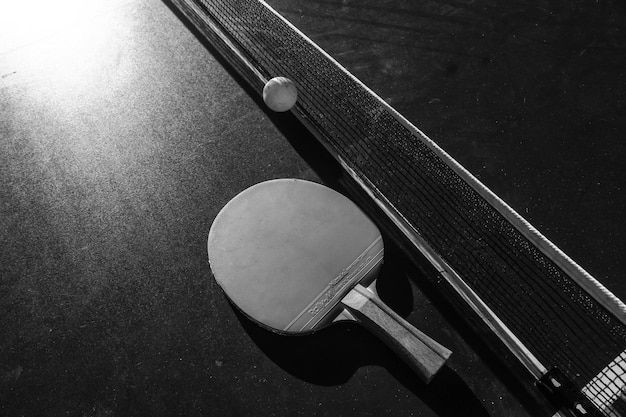 Photo close-up of table tennis paddle and ball