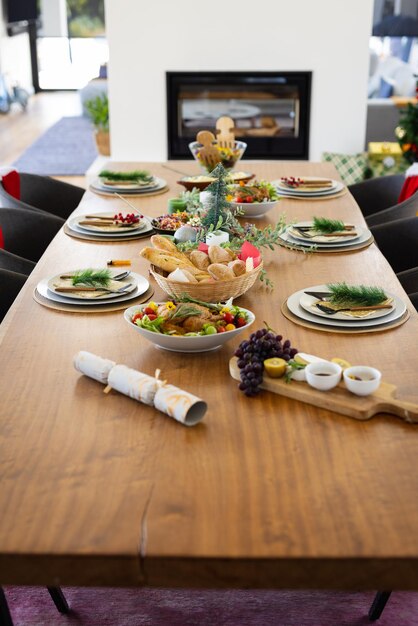Foto primo piano del tavolo con cena e decorazioni di natale. concetto di natale, celebrazione, tradizione, festa e stile di vita.