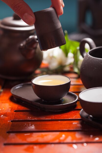 Столик крупным планом с фаянсом для китайской чайной церемонии