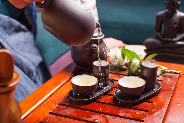 Close-up tafel met aardewerk voor Chinese theeceremonie