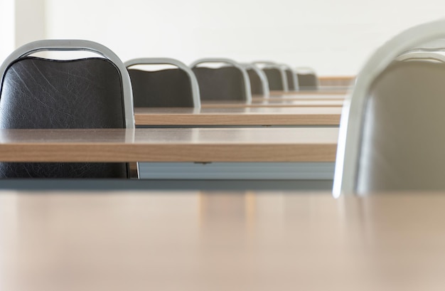 Close-up tafel met stoel in seminarruimte