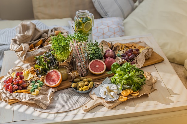 Close-up tafel serveren vegetarisch eten en drinken voorbereiden op verjaardagsfeestje of vakantie vieren