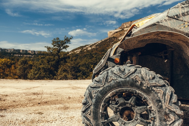 Foto vista della coda del primo piano della bici del quad dell'atv.