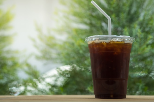 アイスブラックコーヒーアメリカーノの持ち帰り用プラスチックカップのクローズアップ