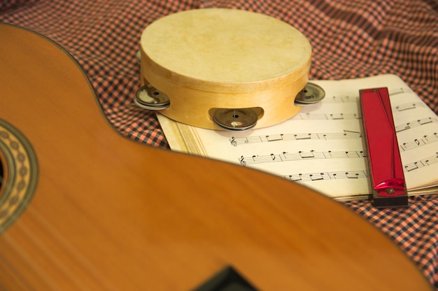 Foto close-up di un tamburello e una chitarra strumenti musicali tradizionali