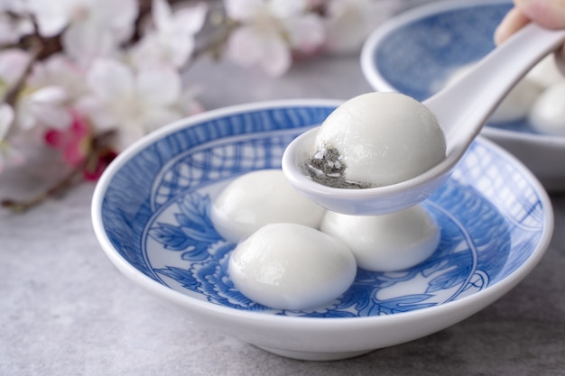 Закройте вверх tangyuan для еды фестиваля зимнего солнцестояния на серой предпосылке таблицы.