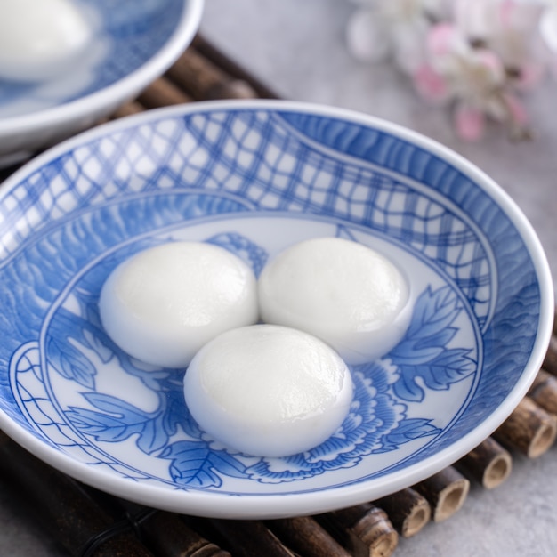 Primo piano di tangyuan per il cibo del festival del solstizio d'inverno su sfondo grigio tavolo.