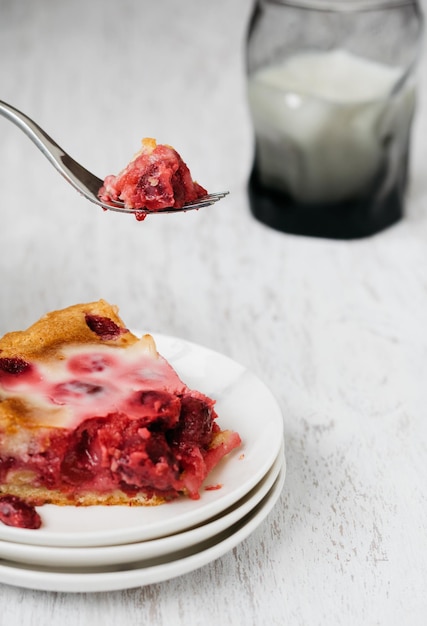 フォークオーバープレート上のケーキのクローズアップ
