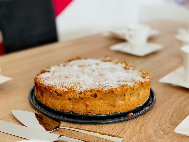 Foto prossimo piano di una torta sul piatto sul tavolo