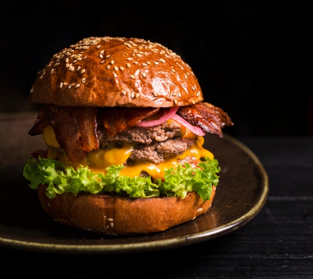 Foto primo piano gustoso doppio hamburger pieno di lattuga