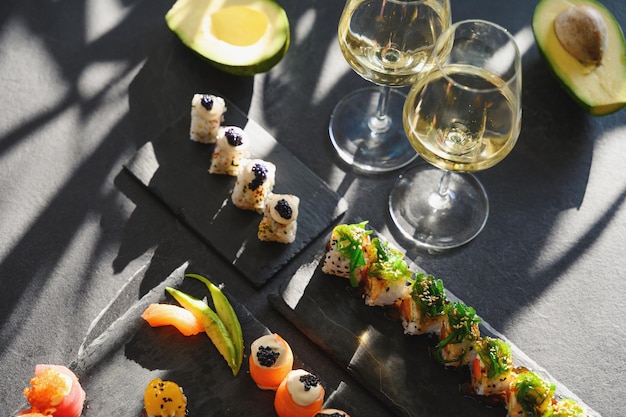 Крупный план вкусных японских суши урамаки с лососем