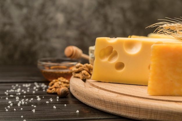 蜂蜜とテーブルの上のクローズアップのおいしいスイスチーズ