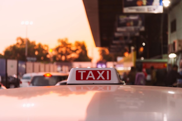 Foto close-up del cartello del taxi sull'auto.