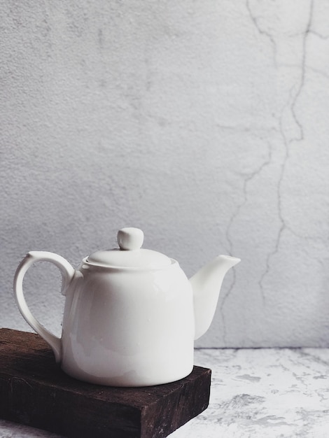壁の向かいにあるテーブルの上にあるお茶のカップのクローズアップ