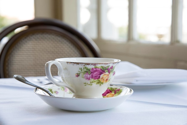 テーブルの上のお茶のカップのクローズアップ