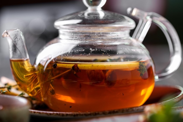 Photo close-up of tea in glass on table