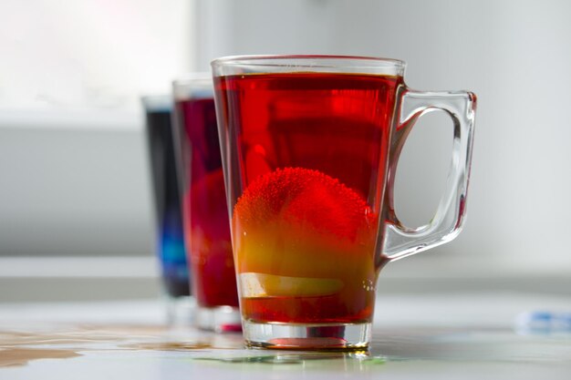 Photo close-up of tea in glass on table