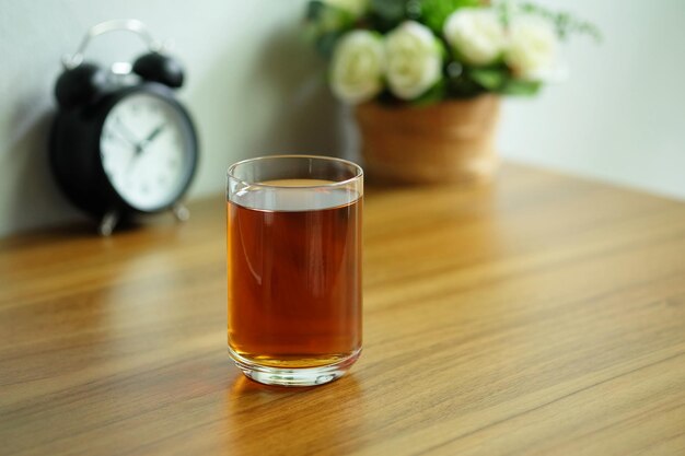 テーブルの上のグラスのお茶のクローズアップ