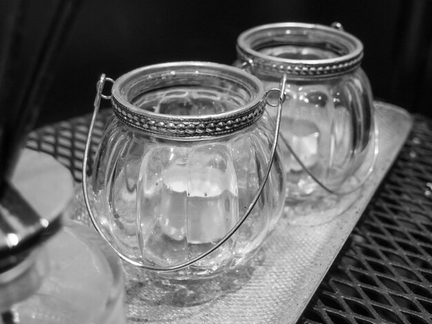 Photo close-up of tea in glass on table