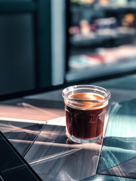 Photo close-up of tea in glass on table