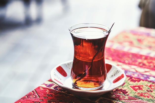 Photo close-up of tea in glass on table