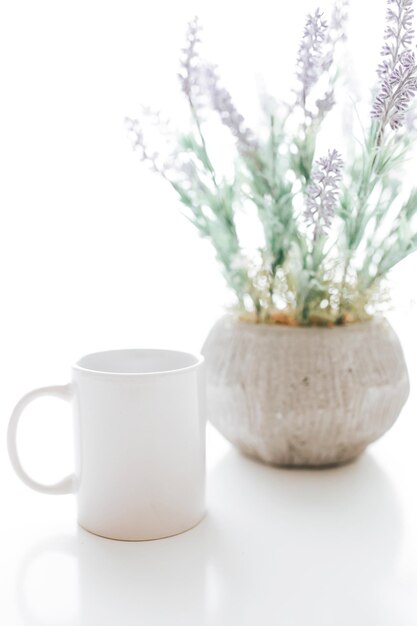 Foto close-up del tè servito a tavola su uno sfondo bianco