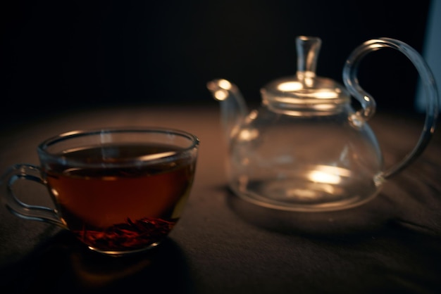 テーブルの上で提供されるお茶のクローズアップ