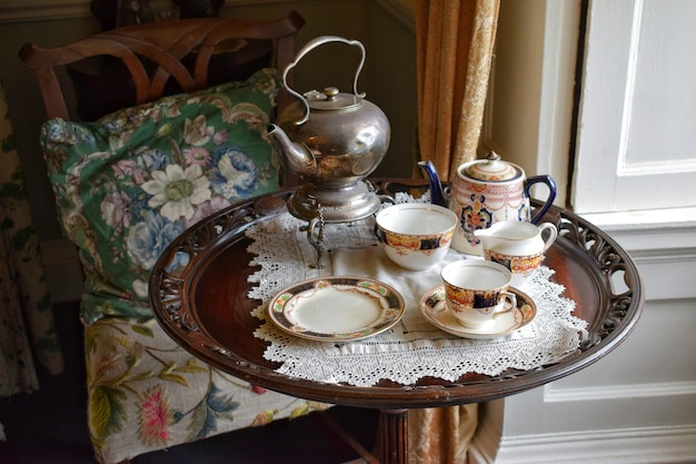 Photo close-up of tea set on table