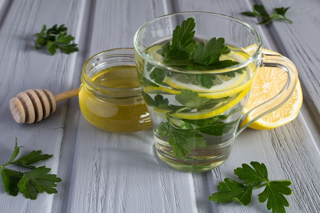 Foto primo piano sul tè con prezzemolo, miele e limone