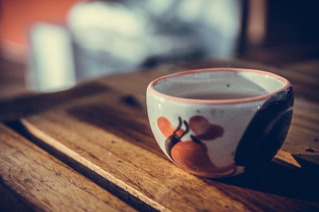 Photo close-up of tea on wooden table