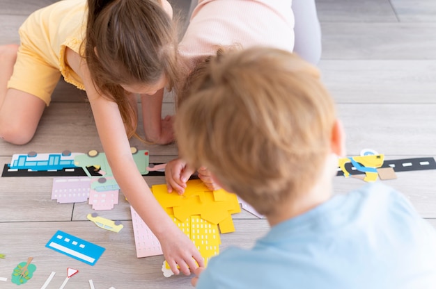 写真 チームワークの子供たちをクローズアップ