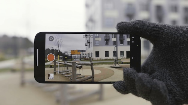 Foto close up di una dimostrazione tecnologica di una fotocamera per smartphone durante la ripresa video di un bambino