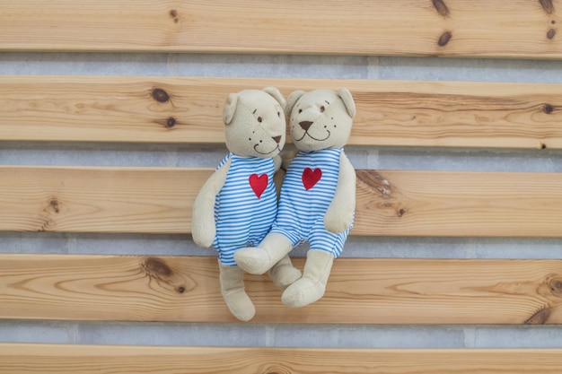 Photo close-up of teddy bears on wooden table