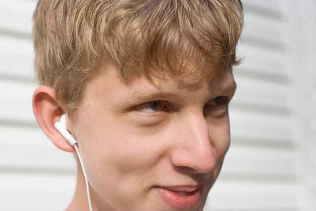 Foto close-up di un adolescente che ascolta musica